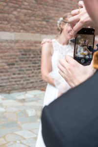 Handy weg bei der Hochzeit - Gäste sollen genießen, Fotografen fotografieren